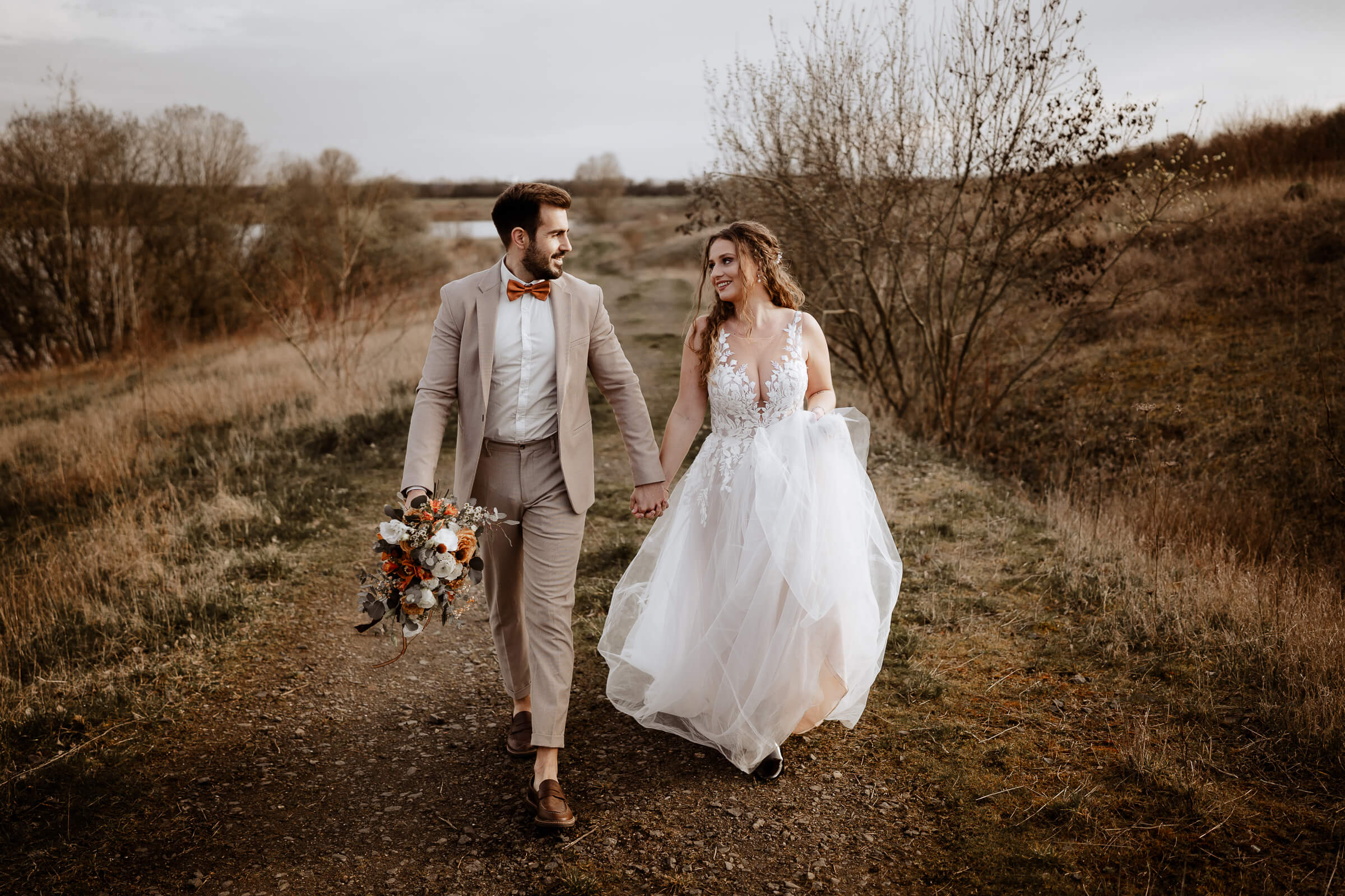 Brautpaar in der Natur